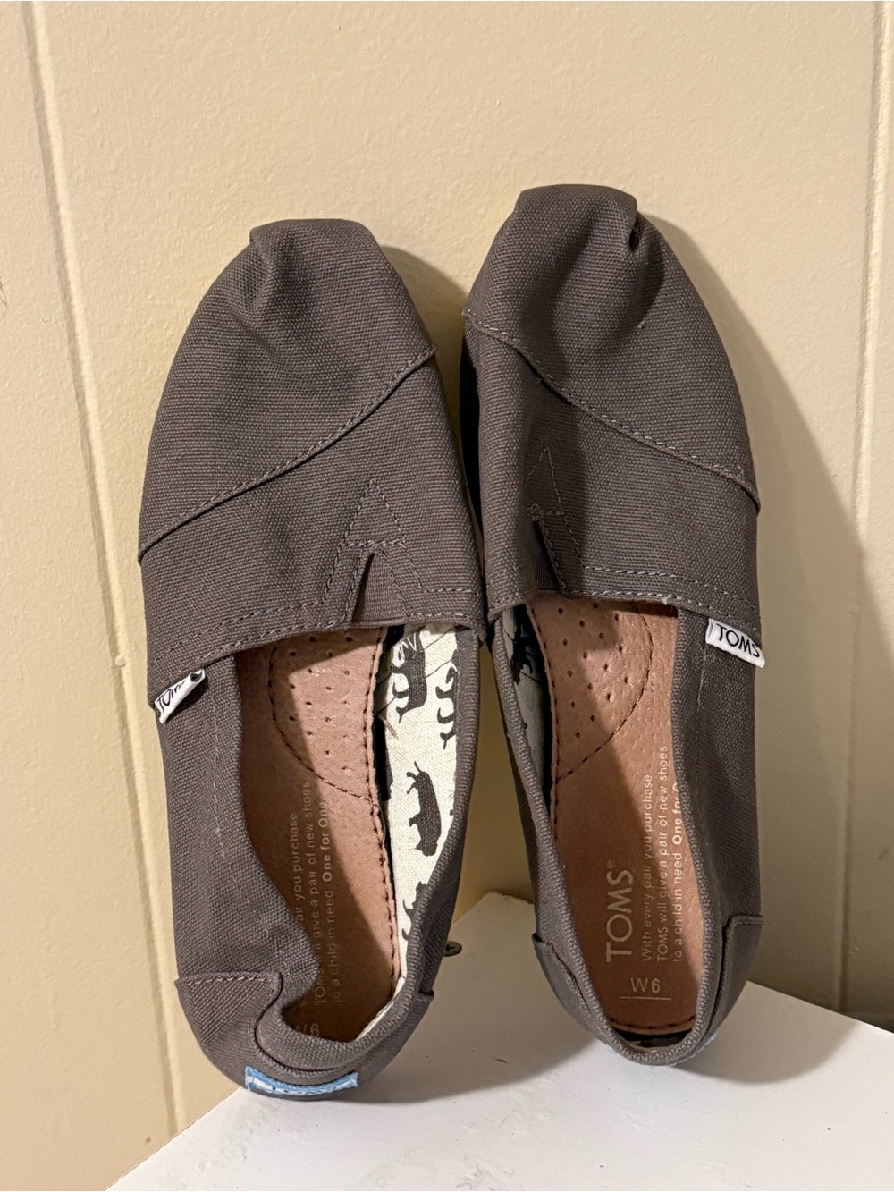 Toms Women's Slip-On Flats in Charcoal Gray Size 6